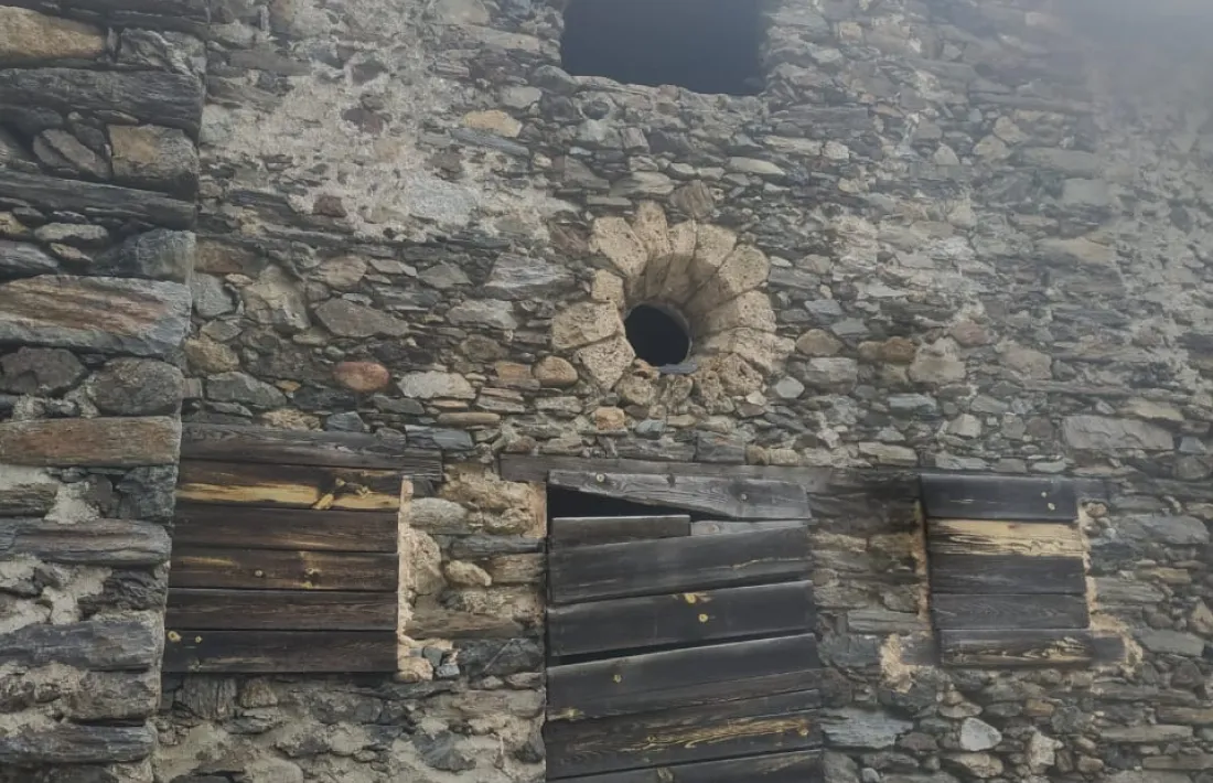Façana de Sant Pelegrí, amb el característic rosetó que la delata.