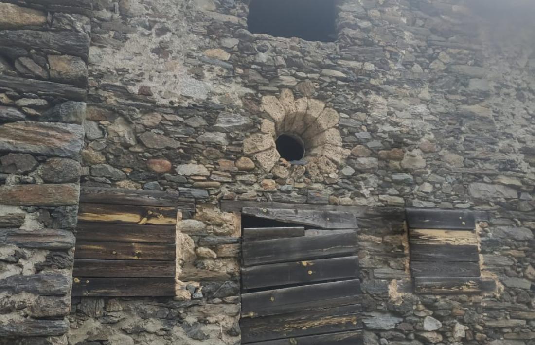 Façana de Sant Pelegrí, amb el característic rosetó que la delata.