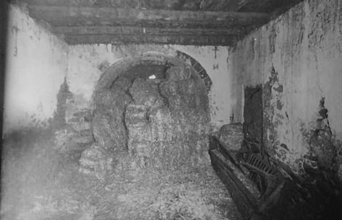 Estat de la capella el 1980, quan servia de paller i cort, segons una fotografia de l’Arxiu Gavín.