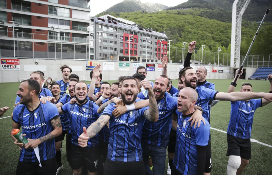 L’Inter Club Escaldes, que va golejar l’Atlètic Escaldes, va celebrar el seu segon títol de lliga a la gespa de l’Estadi Nacional. Foto: Facundo Santana