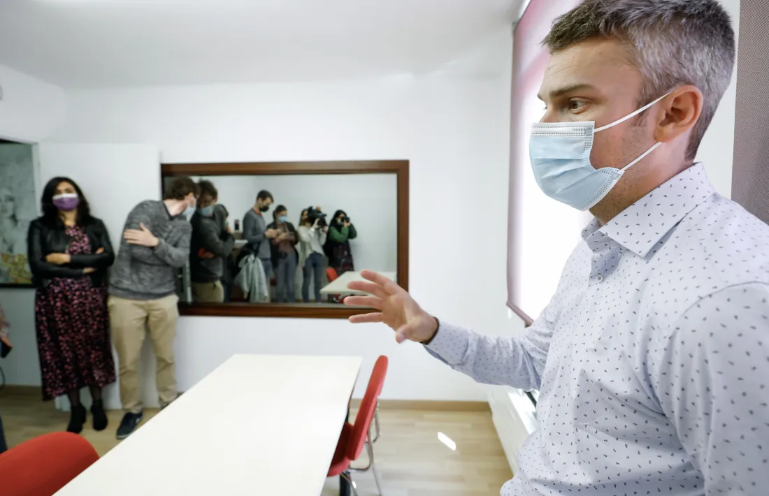 Jordi Olivé a la sala amb el vidre unidireccional, aquest matí