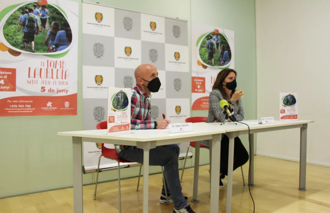El sotsdirector del Centre esportiu de Sant Julià, Òscar Balcells, i la cònsol menor laurediana, Mireia Codina, han presentat el Tomb Lauredià.