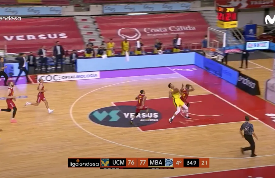 ‘Tyson’ Pérez es va lesionar en aquesta jugada després que Taylor (UCAM Múrcia) es creués pel mig quan anava directe a cistella. Foto: ACB.COM