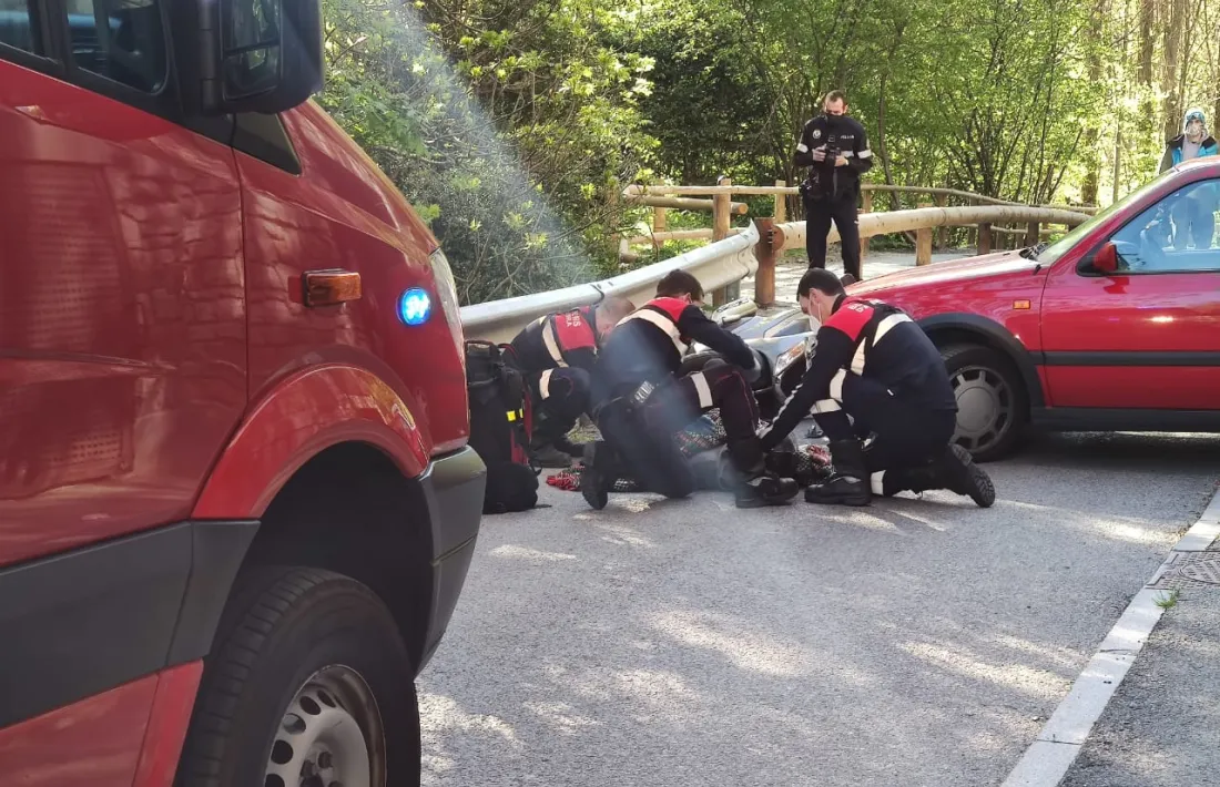 Moment en què el motorista era atès al lloc de l'accident.