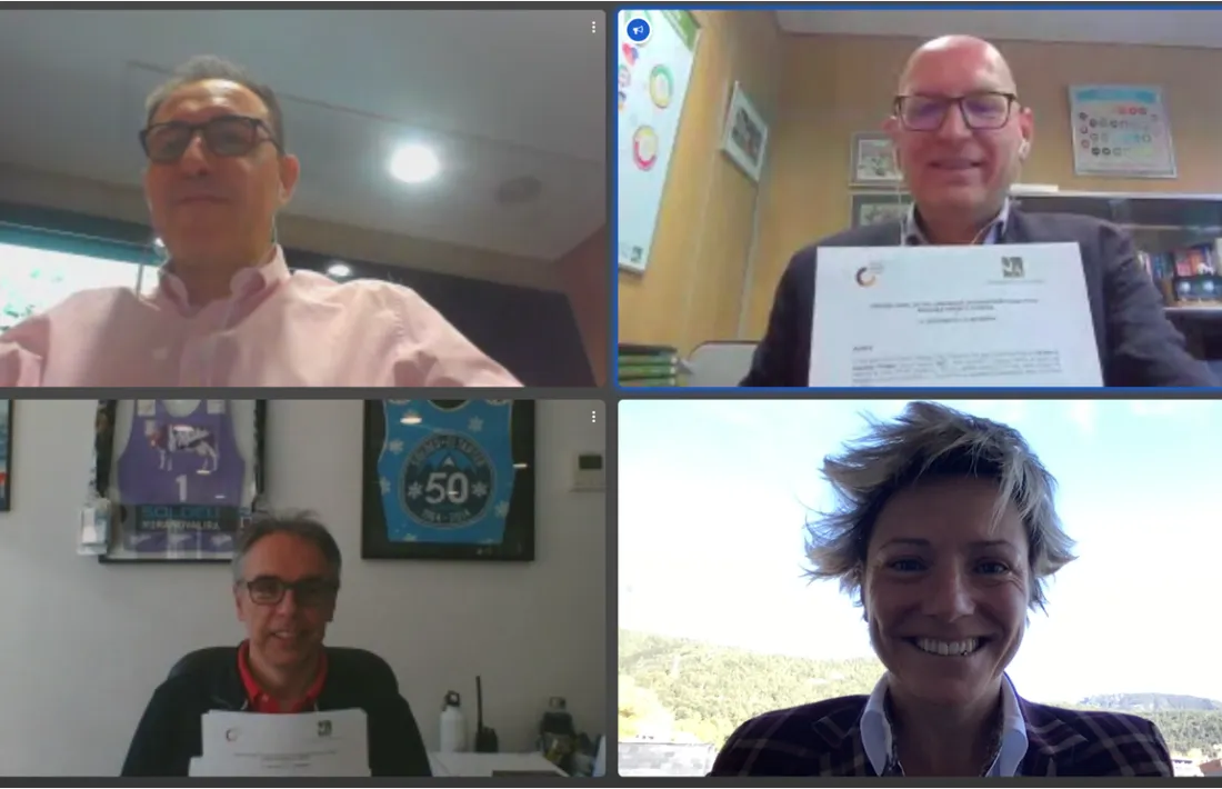 Un moment de la signatura telemàtica del conveni.