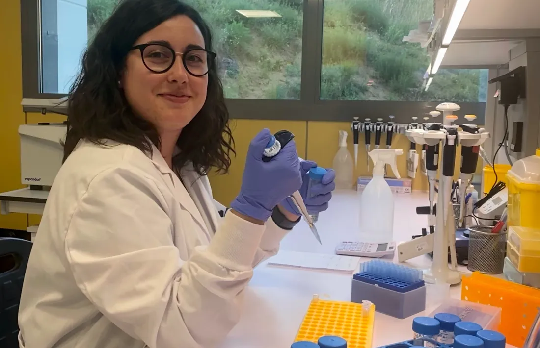 Claudia Fiñana al laboratori.