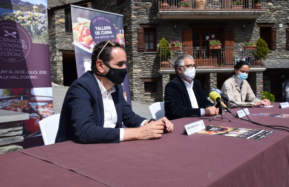 Presentació de les jornades gastronòmiques i dels tallers de cuina a la plaça Major de Llorts.