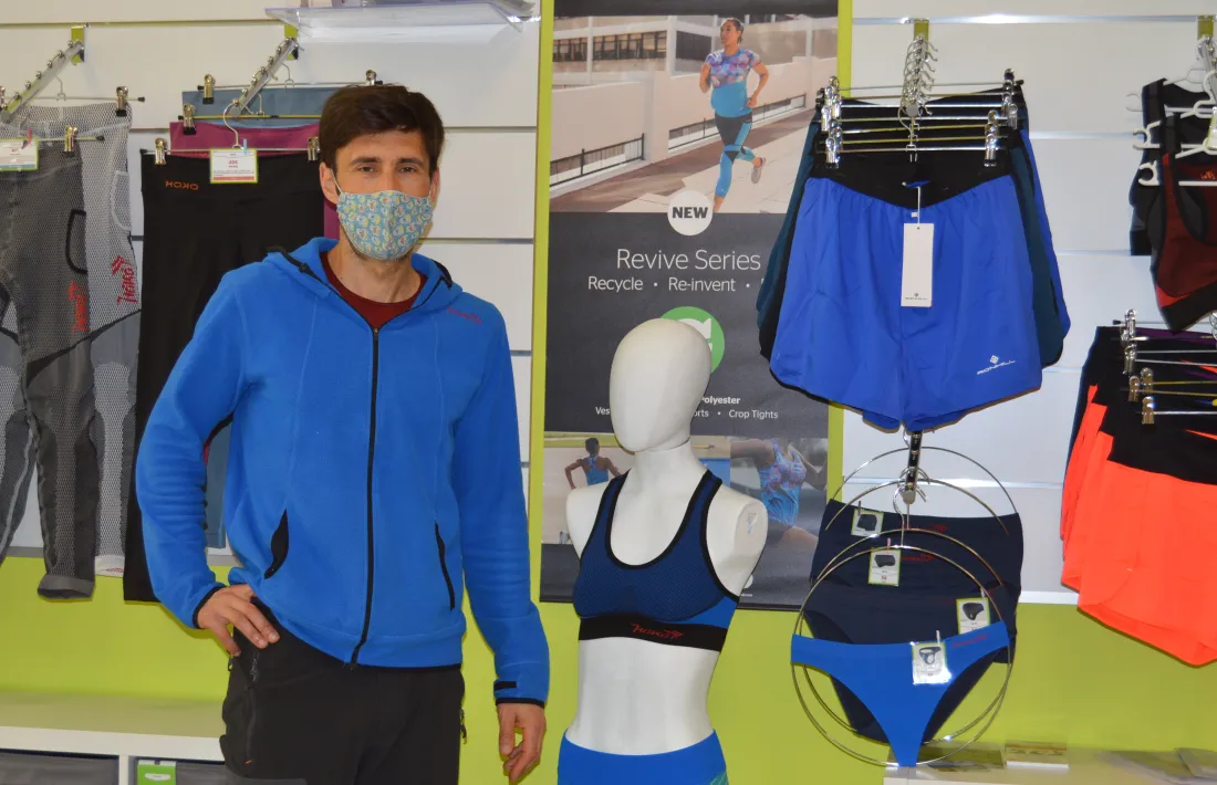  En Mario, a la botiga de roba i estris esportius que va obrir finalment a La Seu d’Urgell. 