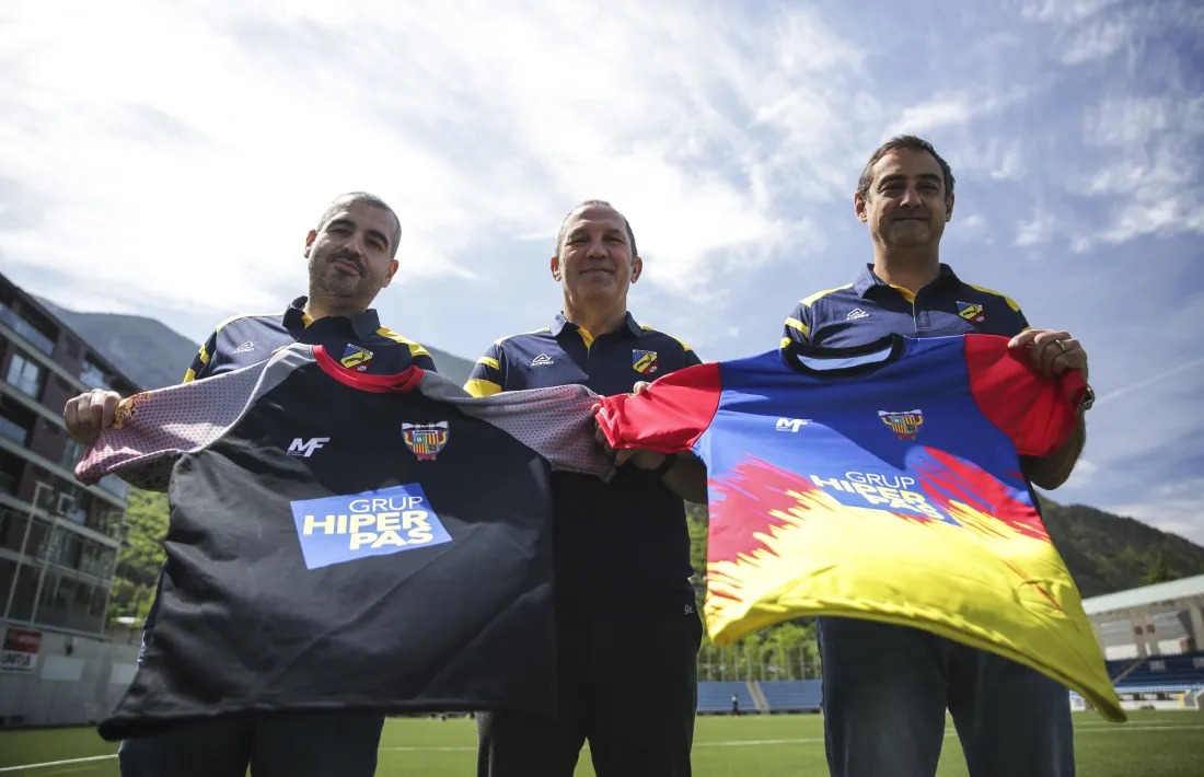 Thierry Lacroix va ser presentat ahir pel VPC a la gespa de l’Estadi Nacional. Foto: Facundo Santana