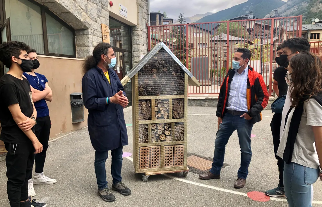 Un moment de l'entrega de l'hotel d'insectes.