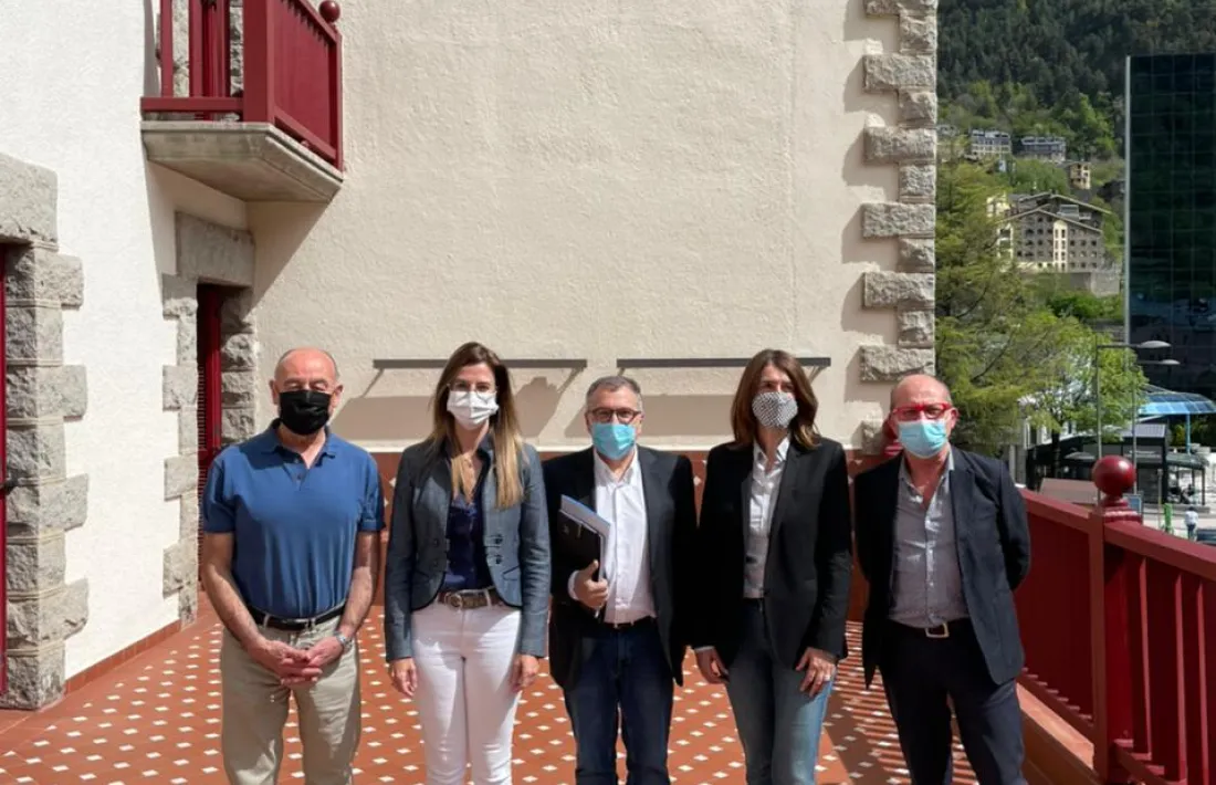 Representants del ministeri de Cultura, del Comú d'Escaldes i de Velles Cases Andorranes després de l'acord assolit.