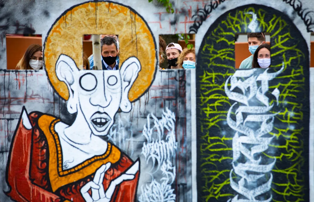 Un instant de la visita als murals de l'Espai Columba.