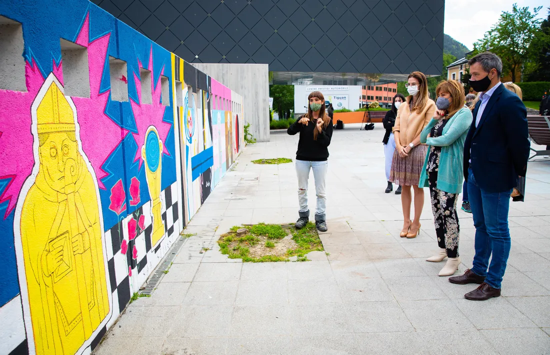 Les autoritats amb els autors dels murals.