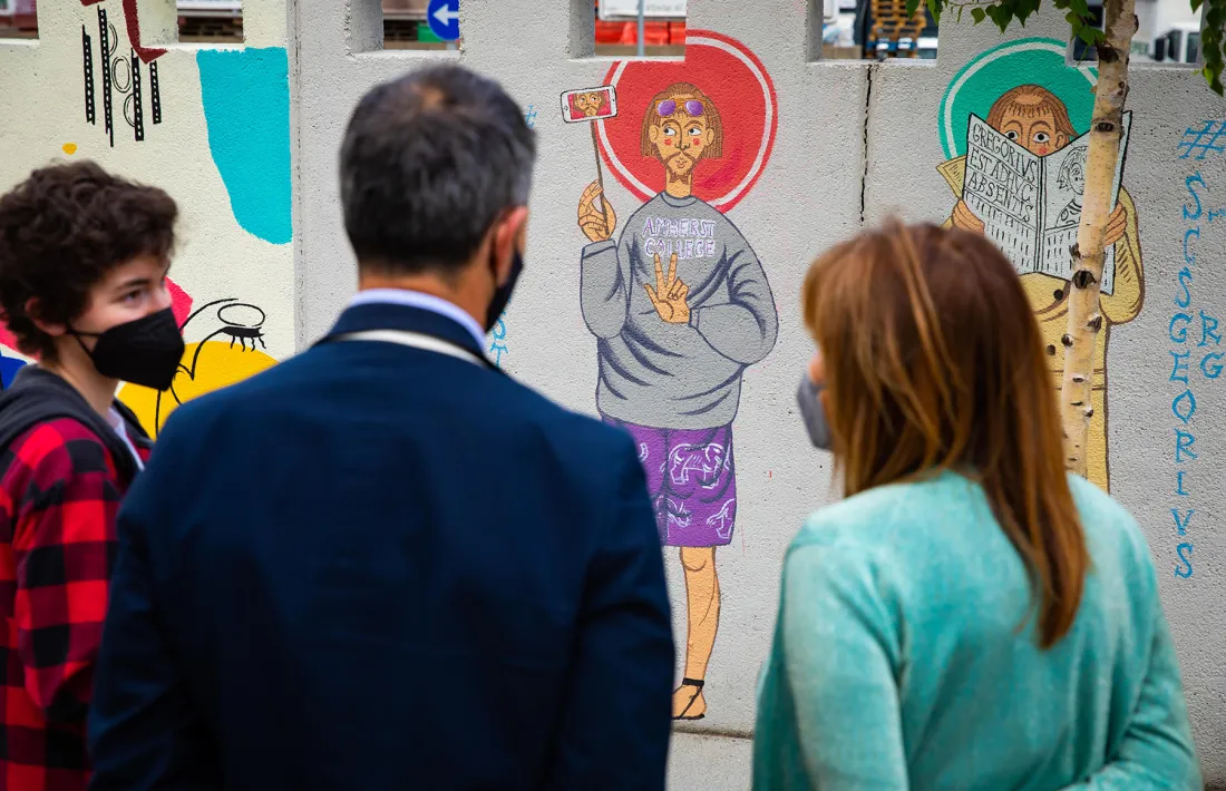 Els cònsols de la capital comenten un dels murals amb el seu autor.