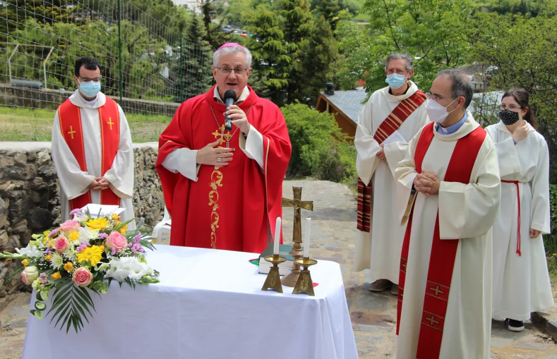 Vives en un moment  de la missa a Sant Romà de Vila.
