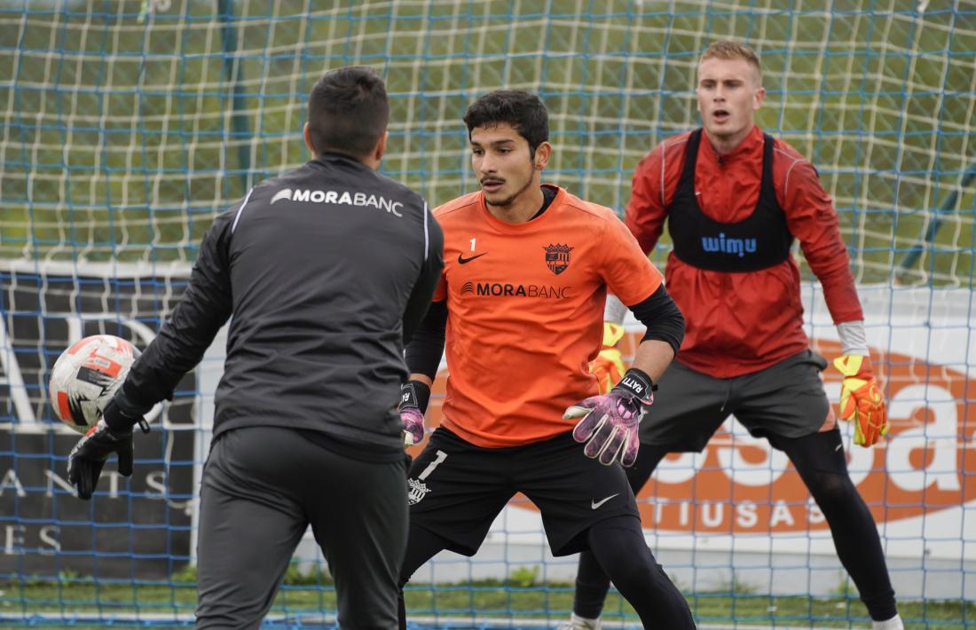 Miguel Bañuz, darrere de Nico Ratti, un altre jugador en dir adeu a l’FC Andorra. Foto: FC Andorra