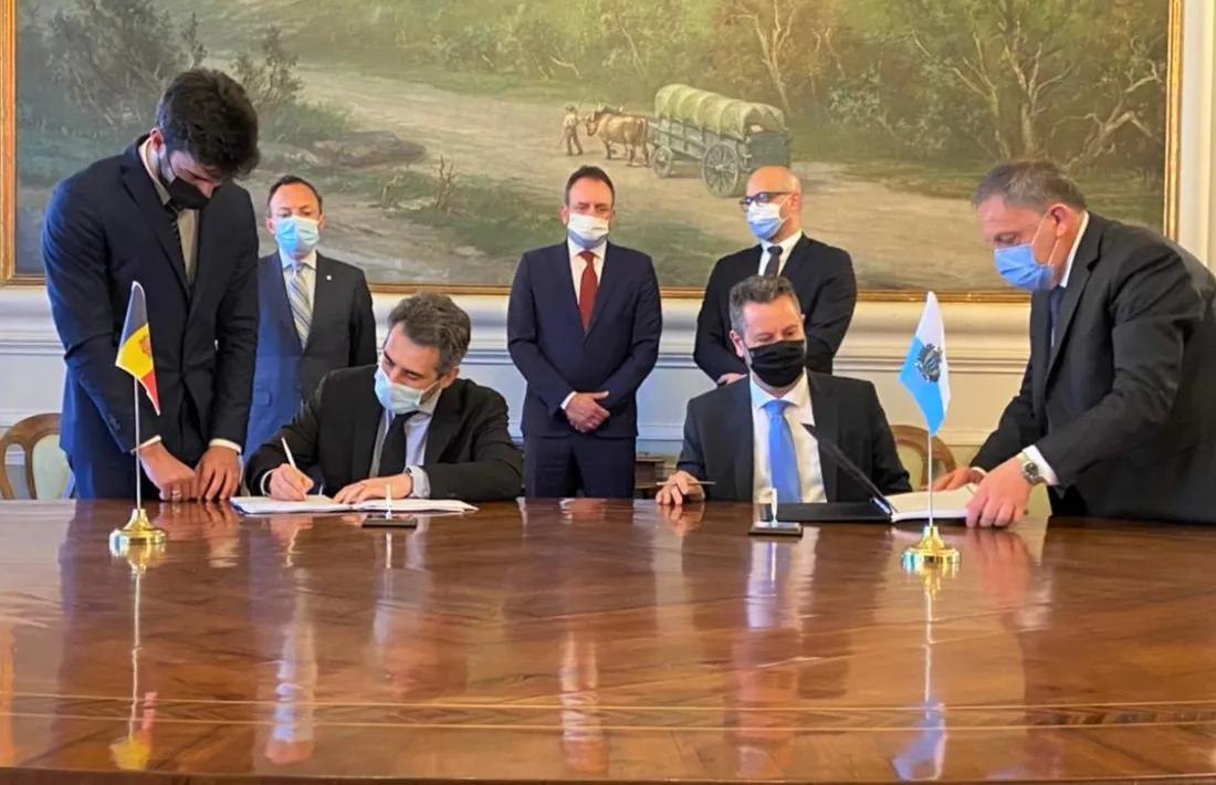 Jover i Gatti durant la signatura del CDI entre ambdós països.