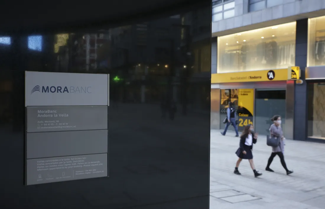 Les oficines de MoraBanc i BancSabadell d’Andorra a l’avinguda Meritxell.