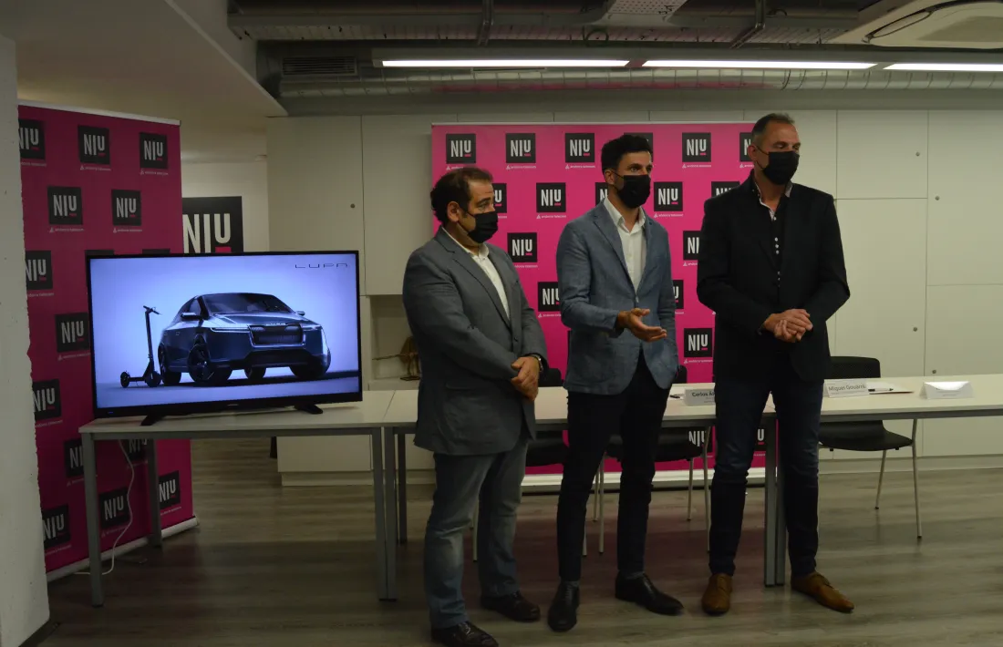 El responsable del Niu d’Andorra Telecom, Miquel Gouarré; el CEO de Lupa, Carlos Álvarez, i el desenvolupador de negoci de Lupa, Isaac Soro.