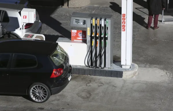 p._15_gasolinera_-_facundo_santana_0