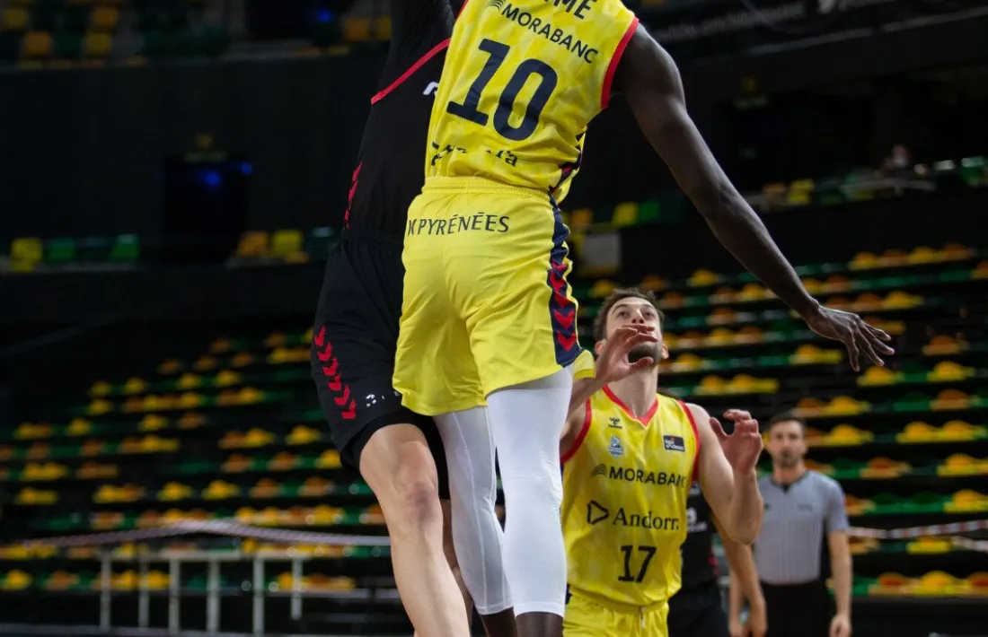 Malik Dime fent un tap a Miribilla. Foto: ACB Photo