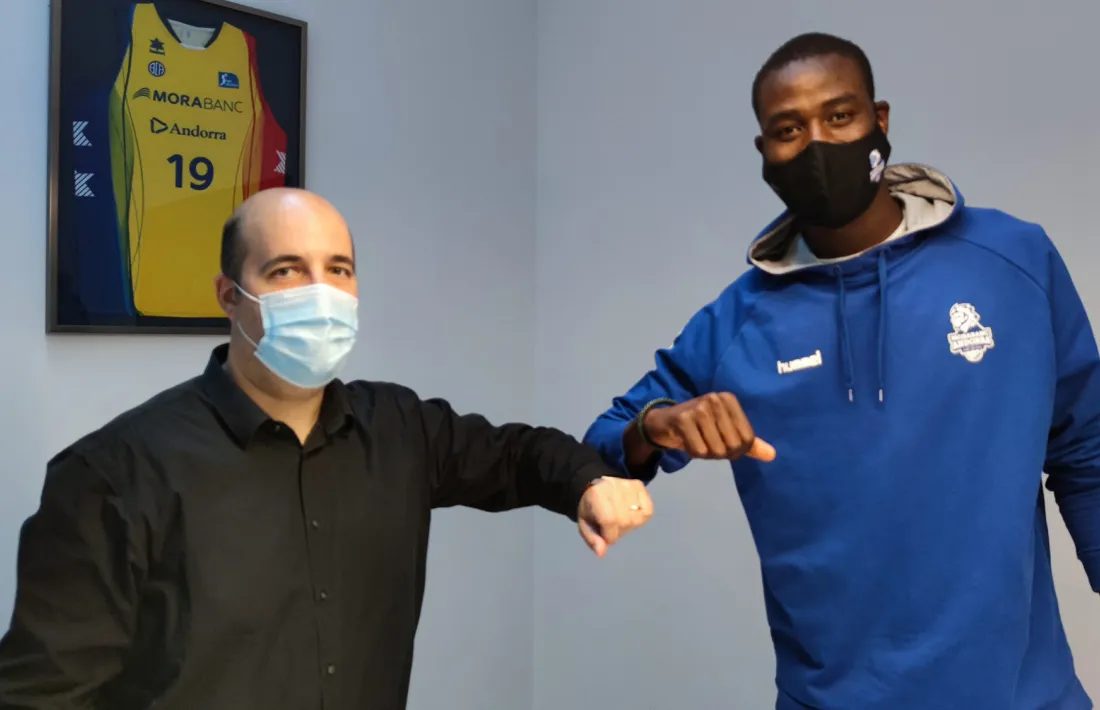 Moussa Diagne i Gorka Aixàs, en el moment de signar la renovació. Foto: Twitter BC MoraBanc