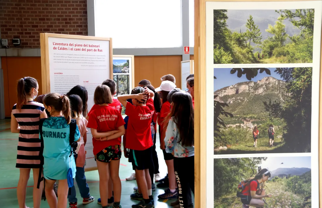 Un grup d'eescolars visitant l'exposició ' Històries i camins'.