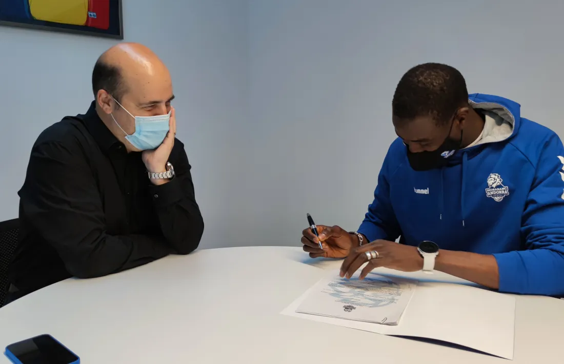 Moussa Diagne va signar ahir la seva renovació per un any amb el BC MoraBanc en presència de Gorka Aixàs. Foto: Twitter BC MoraBanc