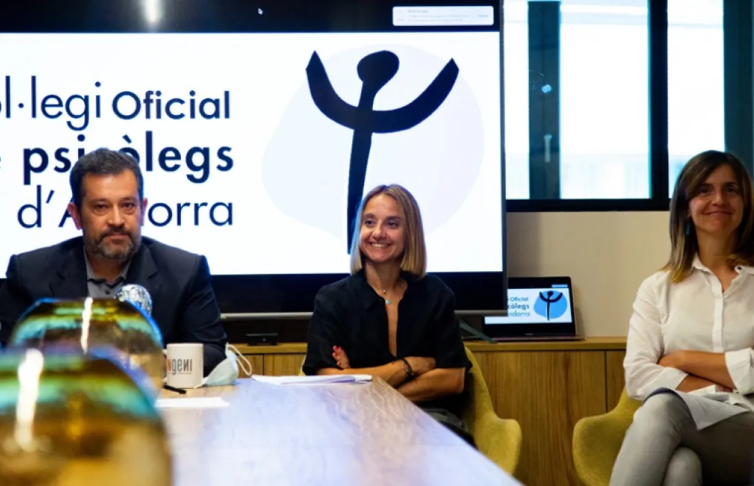 Oscar Fernández, president del Copsia, amb dues membres més de la junta.