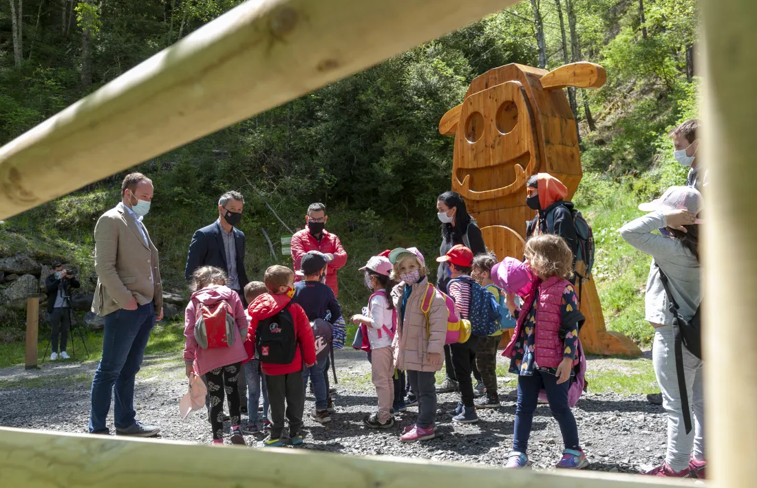 Els infants al costat del Tamarro.