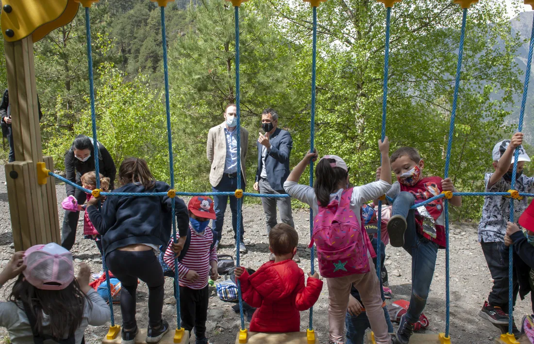 Infants jugant als nous elements instal·lats.