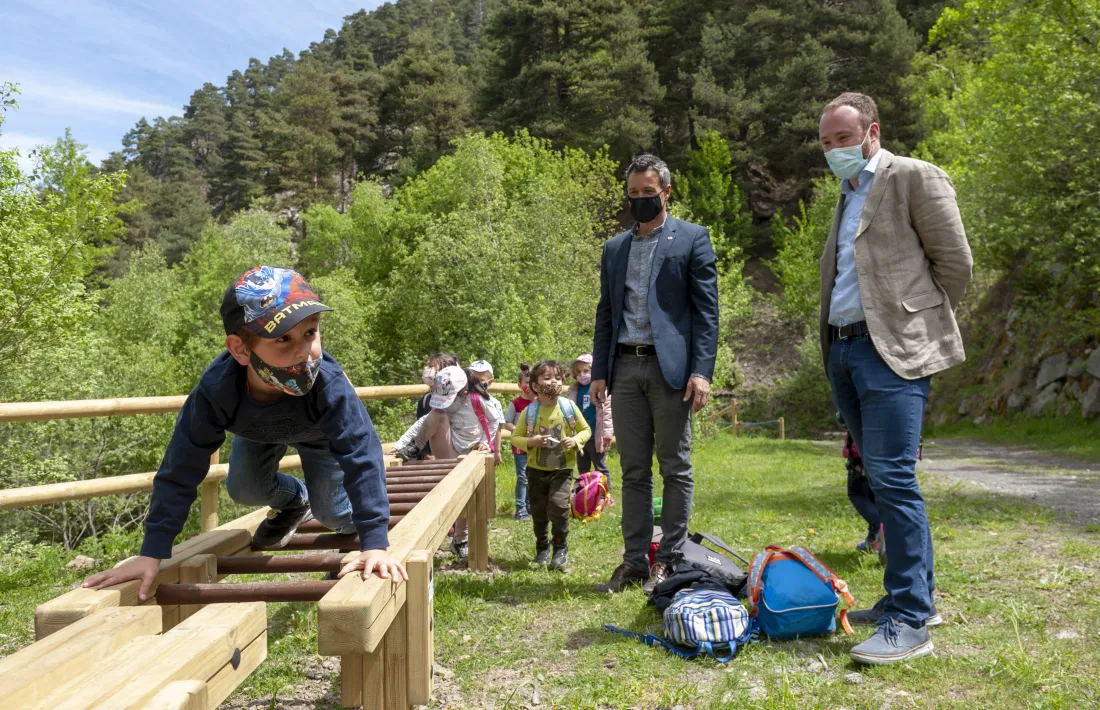 Infants jugant als nous circuits instal·lats.