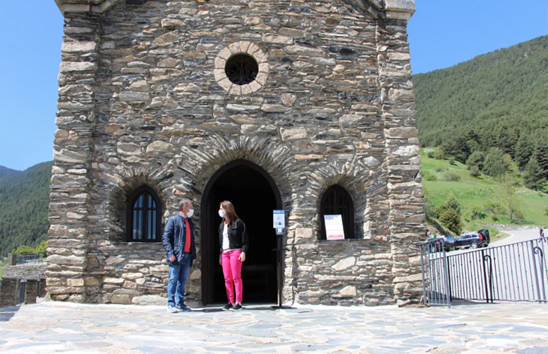 Els cònsols major i menor de Sant Julià de Lòria, Josep Majoral i Mireia Codina, al Santuari de Canòlich.