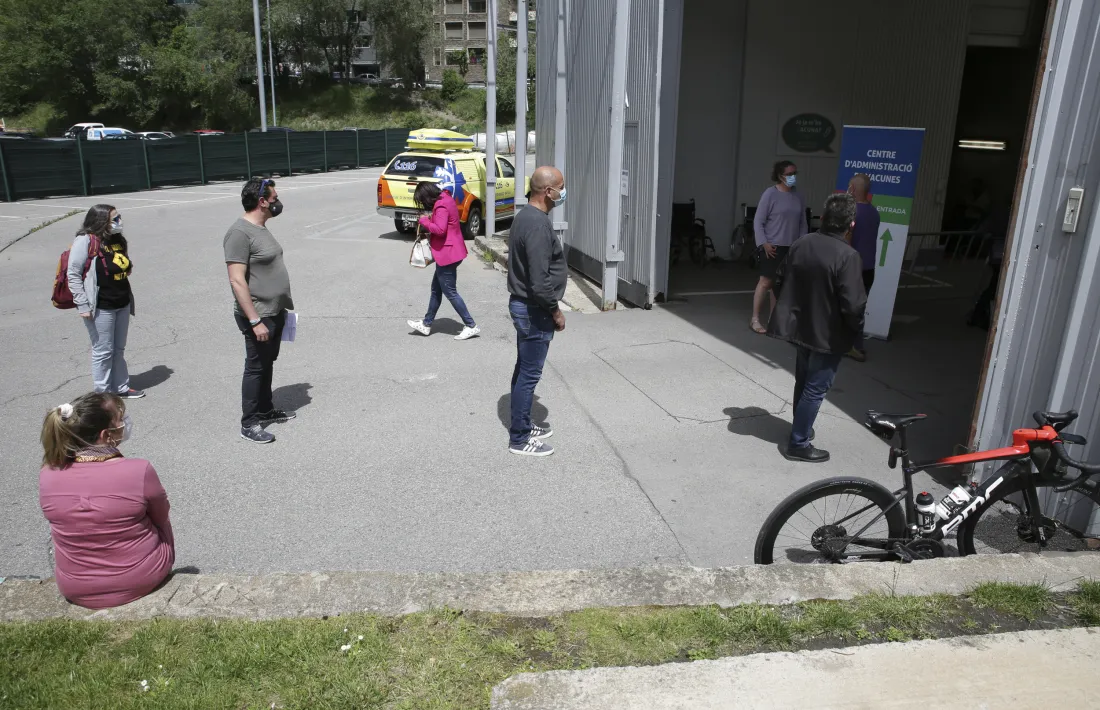 Persones fent cua avui al centre de vacunació per rebre la segona dosi de Pfizer.