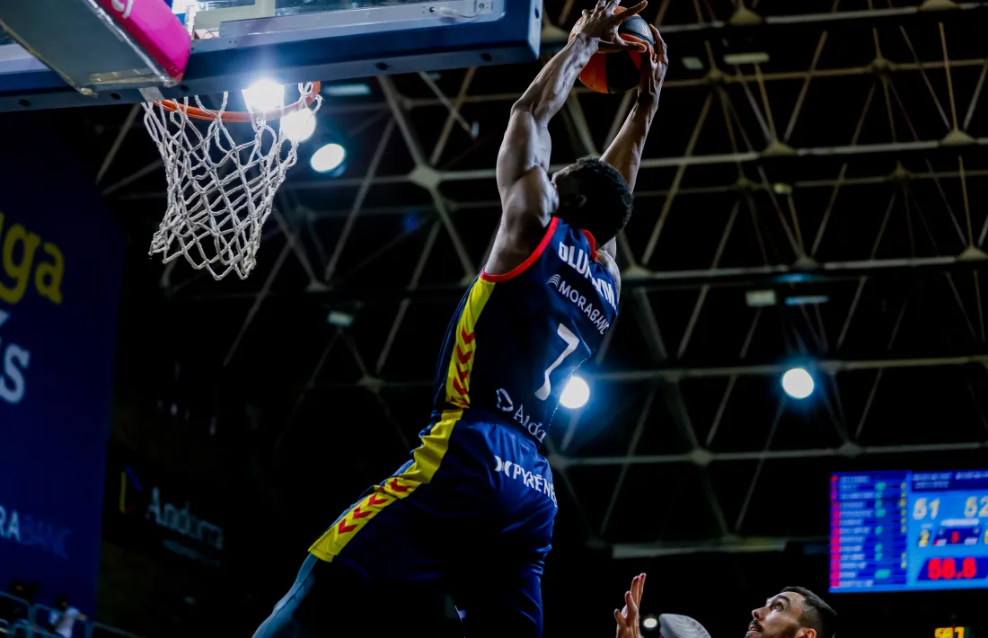 ‘Tunde’ Olumuyiwa esmaixa en un partit d’aquesta temporada al Poliesportiu. Foto: ACB Photo / Martín Imatge
