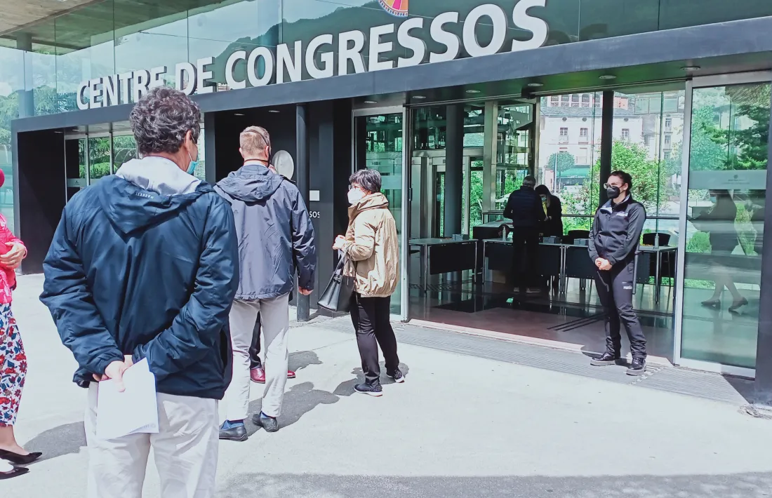 Cua d'accionistes al Centre de Congressos de la capital, on aquest migidia ha tingut lloc la junta geenral.