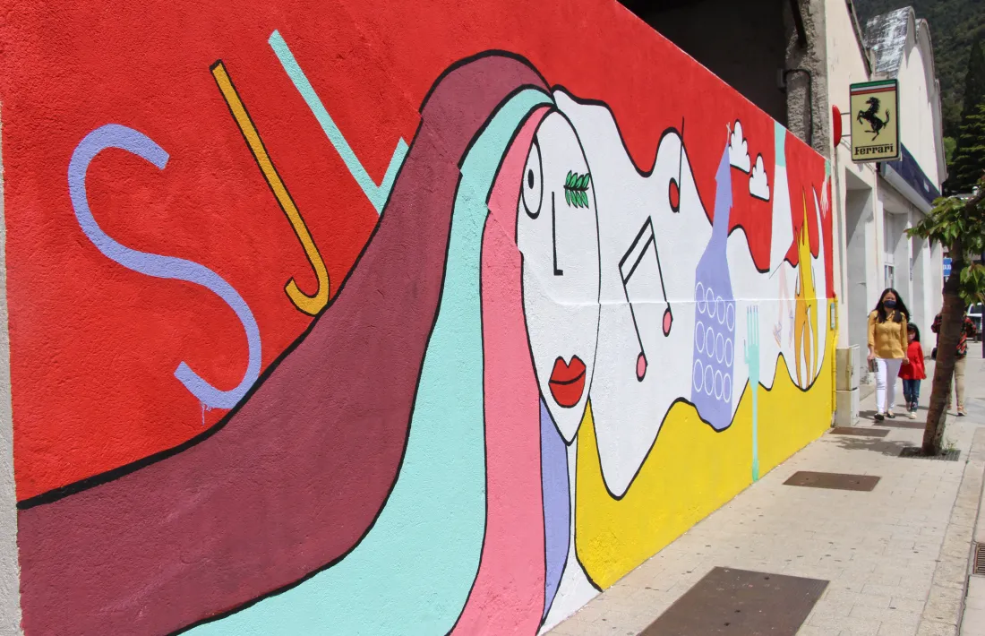 El mur pintat per l'artista Naiara Galdós.