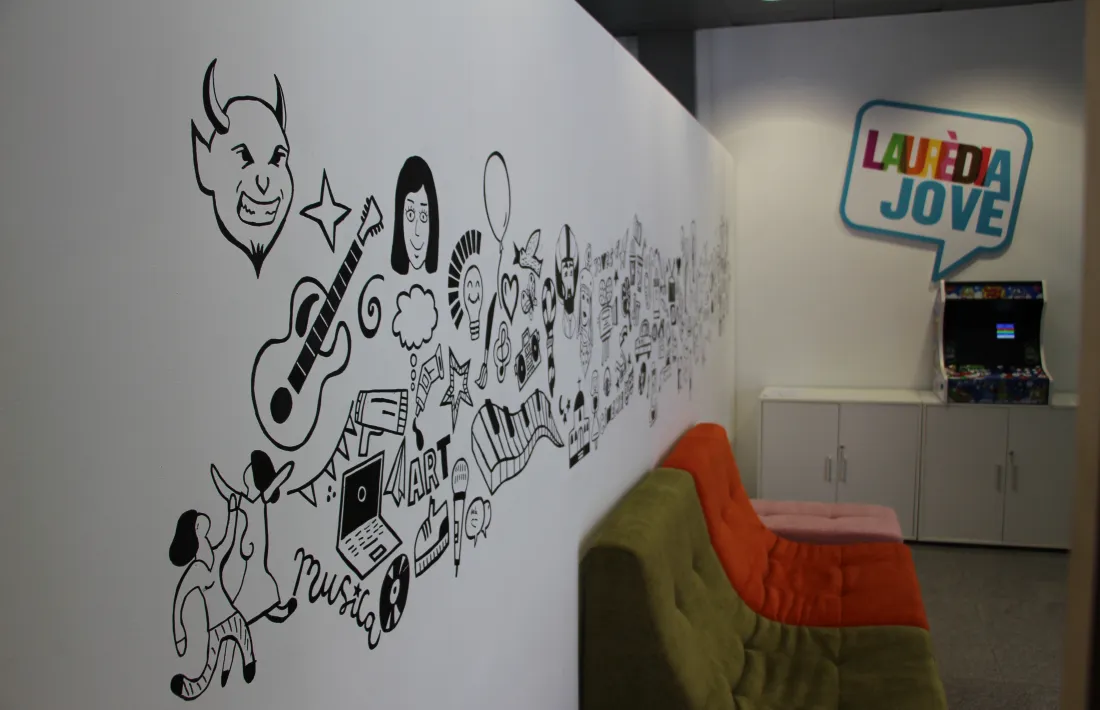 El mur de l'Espai Jove de Sant Julià.