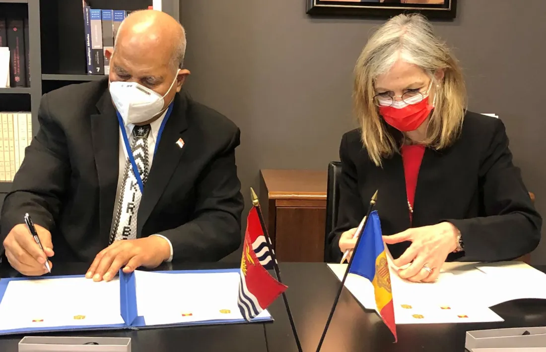 L'ambaixadora i representant permanent d'Andorra a les Nacions Unides, Elisenda Vives, i el de la República de Kiribati, Teburoro Tito, en el moment de la signatura.