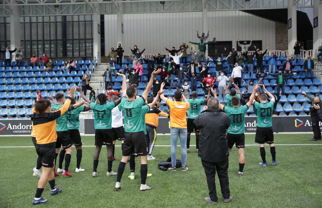 La UE Sant Julià va celebrar el títol de la Copa Constitució amb la seva afició. Foto: Facundo Santana