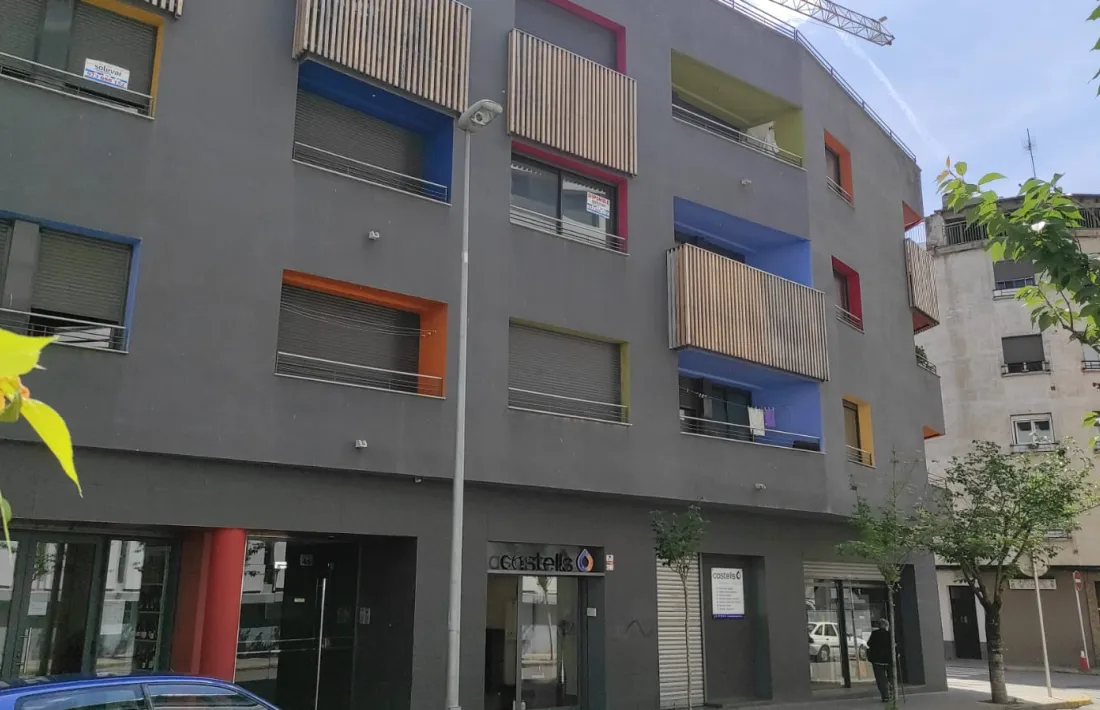 Façana de l'edifici on s'han ocupat il·legalment quatre pisos. 