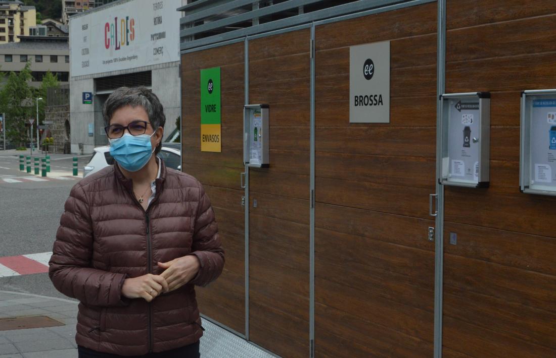 La consellera Cèlia Vendrell davant del nou punt de recollida de deixalles.