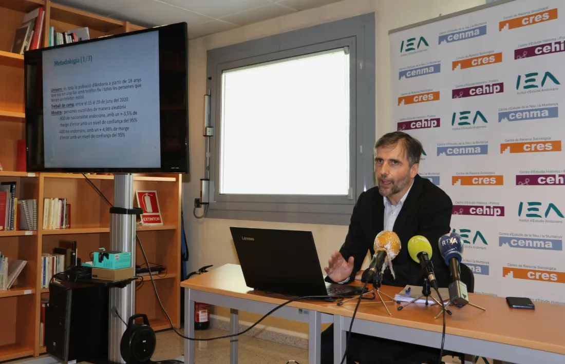 El director del CRES, Joan Micó, en la compareixença per presentar una anterior enquesta d’opinió política.