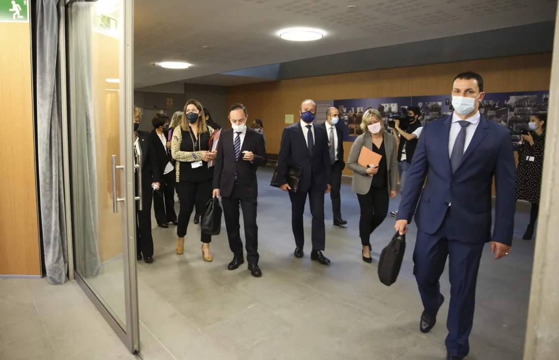 Gallardo amb altres membres del Govern i consellers generals al parlament.