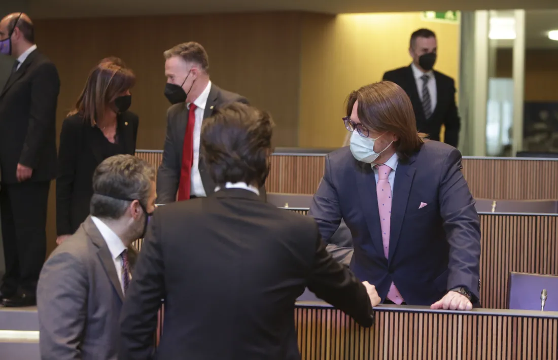 El ministre de Finances, Eric Jover, amb els presidents del grup demòcrata, Carles Enseñat, i de CC, Carles Naudi, al Consell General.