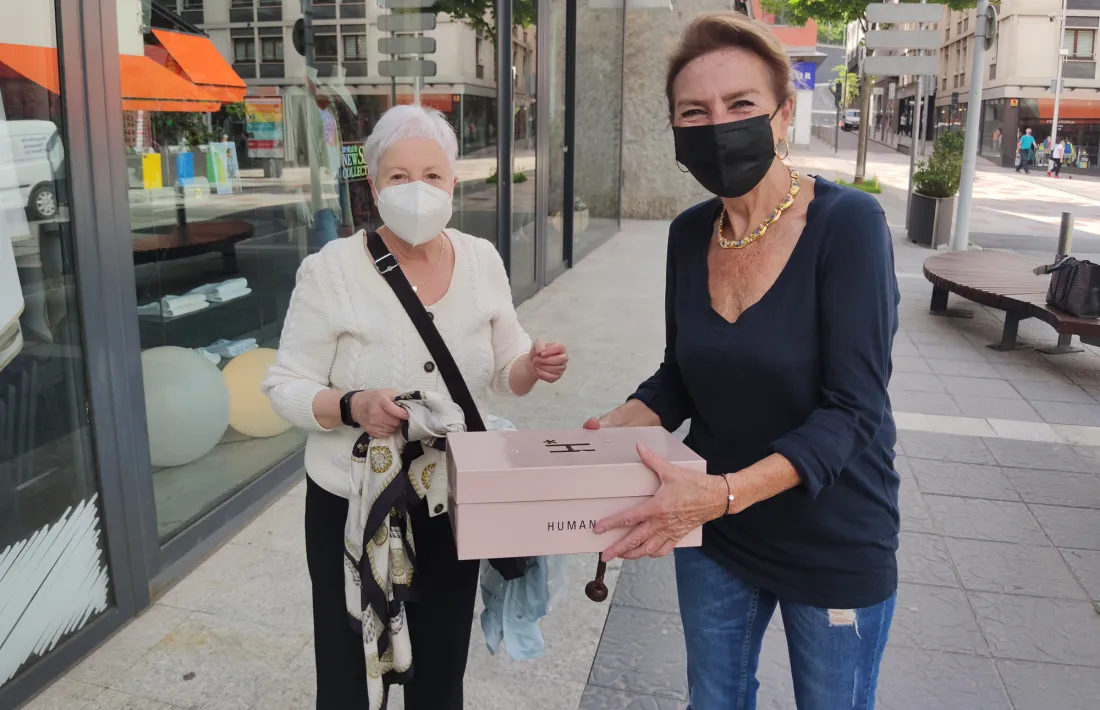 El periquito dins de la capsa.