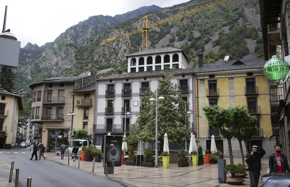 Vista general de la plaça Benlloch: cal Cintet ha guanyat un pis el tercer, i també un balcó, de quatre a cinc, pel costat de casa Molines.