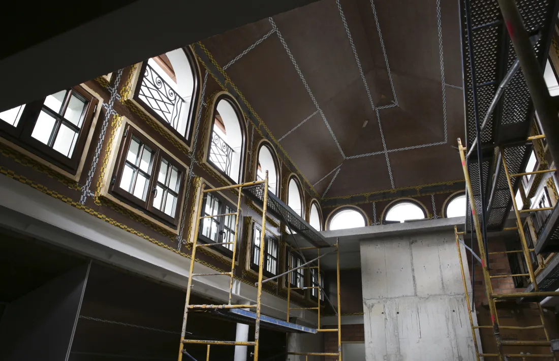 Interior de la galeria, que conserva l’estructura original però que s'ha reconstruït de nou en nou: només se n’han tapat les obertures amb vidre.