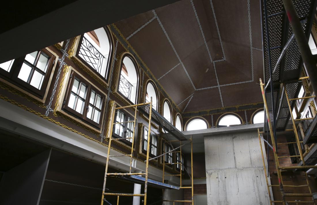 Interior de la galeria, que conserva l’estructura original però que s'ha reconstruït de nou en nou: només se n’han tapat les obertures amb vidre.