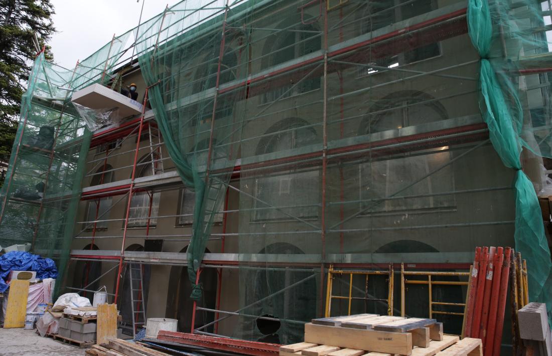 La façana interior de cal Cintet ha recuperat els arcs originals a totes les plantes. La terrassa quedarà ara al nivell de la primera planta, per sobre del menjador de cal Manel.